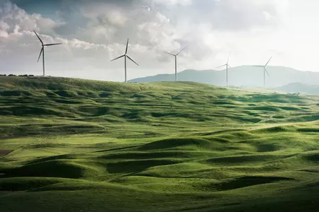 Co to jest OZE? Poznaj odnawialne źródła energii i ich znaczenie!
